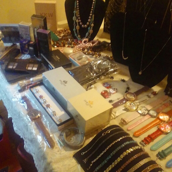 ✨PICTURES & ITEMS FOR MYSTERY BOXES✨ - Picture 8 of 8